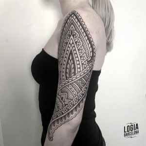 tatuaje_brazo_hombro_mandala_ornamental_Logia_Barcelona_Willian_Spindola     